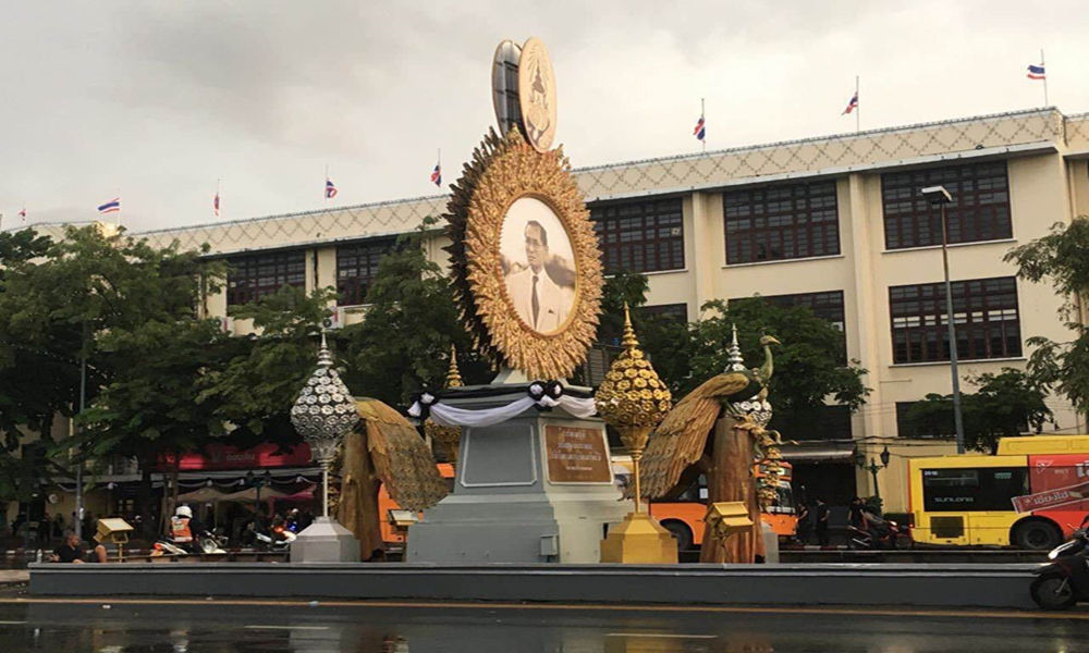 泰国民众雨中诵经悼念已逝国王密蓬