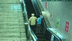 老人乘电梯摔倒夹头 路人火速出手相救