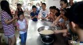 武汉：动物园邀请市民为猴子做月饼