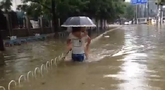 暴雨攻陷武汉城区 水没大腿根