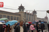 北京站旅客冒雨听报告 齐盼未来生活越来越好
