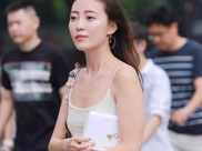 街拍：时尚紧身裤小姐姐，图三图五镜头最为刁钻，这种关系竟然公