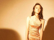 36岁秦岚又放狠招，穿牙签细高跟鞋行走街头，身材叹为观止