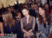 钟楚曦真会当新人，给谭松韵提裙摆，这细节圈了不少粉!