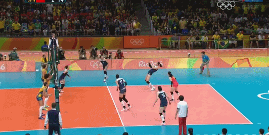 中国女排15-25大比分不敌东道主巴西队,主教练郎平两叫暂停压住节奏