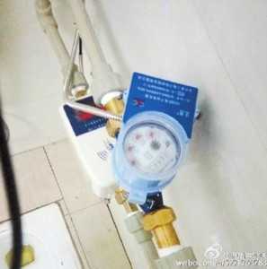 昆明學(xué)校入廁沖水要刷卡 每張卡每月3方水超了需交錢