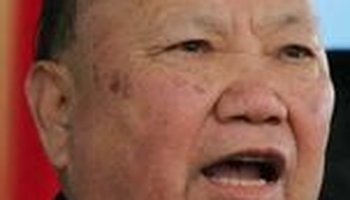 王宝及其他9人(包括一名白人退休军官)一起因为"私藏违禁武器,图谋