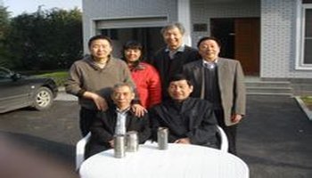 后拜著名京剧表演艺术家李鸣盛为师.