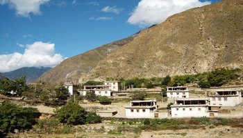 地区简介 察隅县察瓦龙乡,地处西藏自治区东南沿线,察隅县东南部梅里