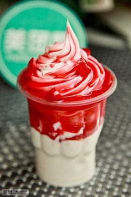 草莓\/蓝莓\/巧克力圣代,营养丰富、品味独特