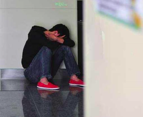 产妇生双胞胎难产离世,宝爸给俩孩子取名字,让