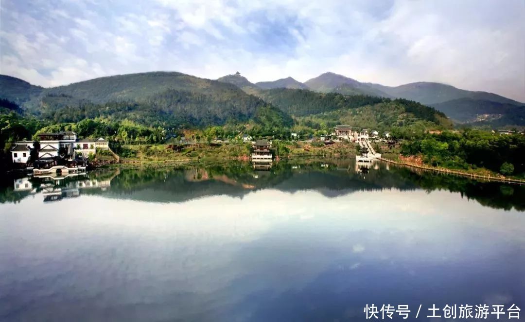 北方人说北方的秋天最美丽 南方人却笑着说欢