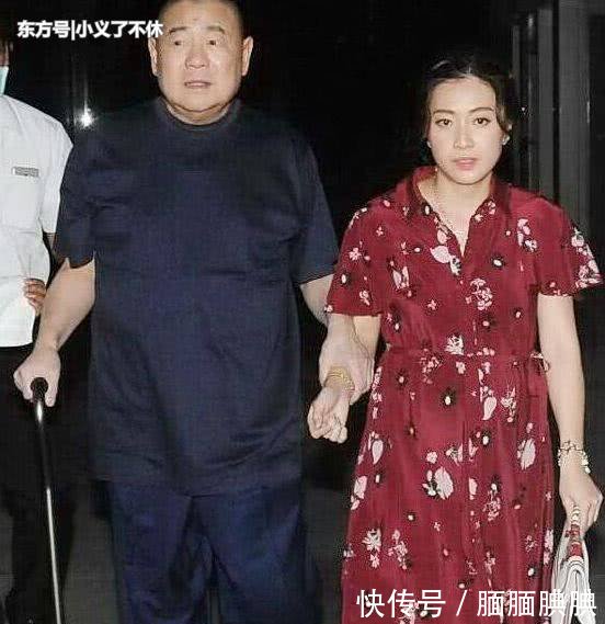 李嘉欣摘下墨镜和铜像合影暴露真实颜值,网友