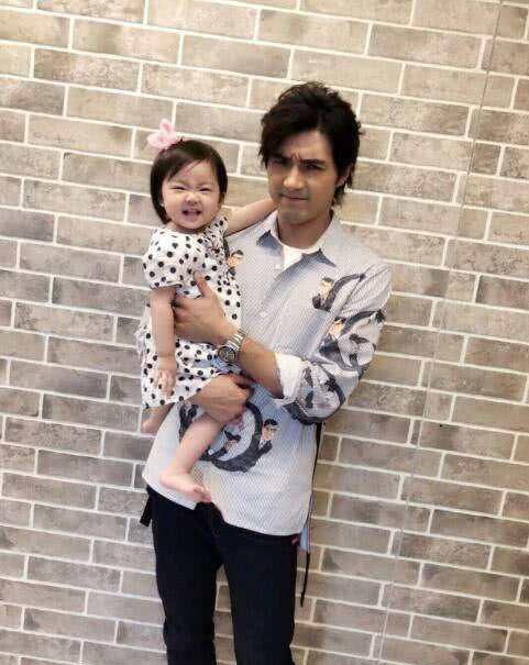 日常羡慕!贺军翔带女儿美宝外出旅行偶遇黄蜂