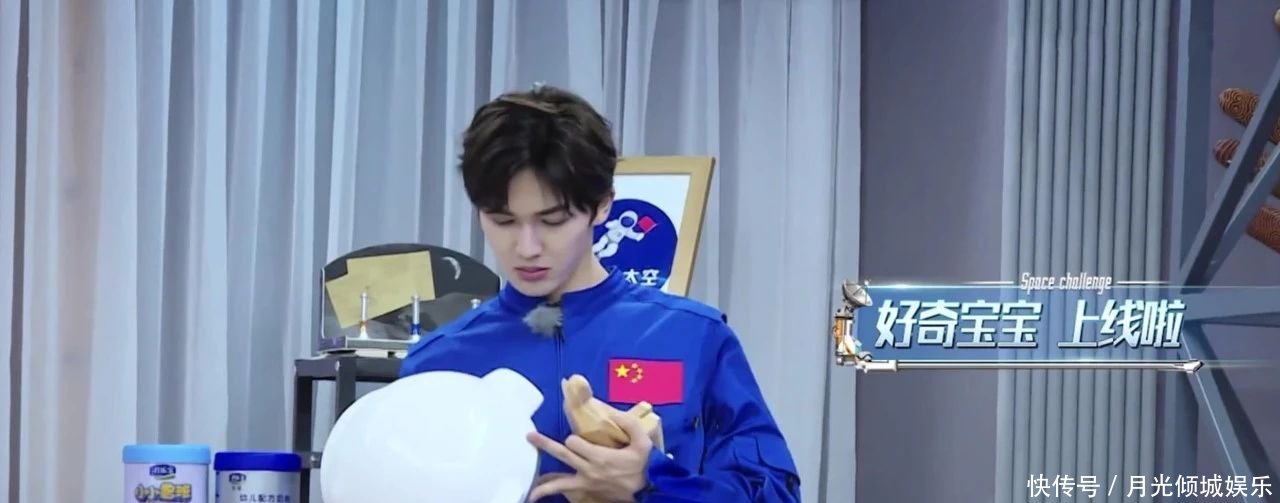 朱正廷趴在吴宣仪脚边吃东西,有说有笑很悠闲