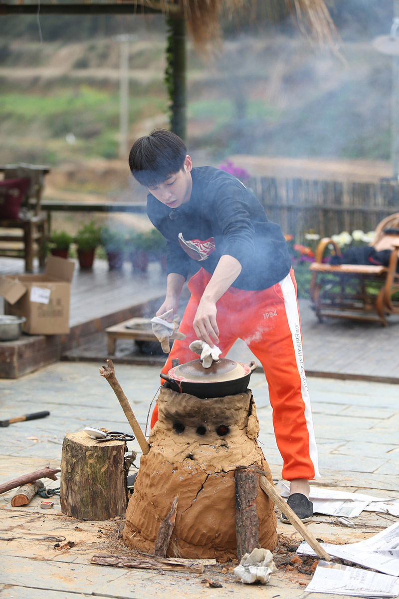 彭昱畅《向往的生活》首播开门红 农活黑洞 彭
