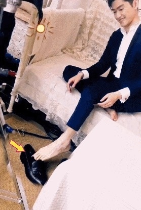 get!张翰解锁新技能伸脚夹袜子 人帅连jio都好看