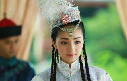 她嫁给皇帝只是政治联姻,没想到刚一入宫,京城