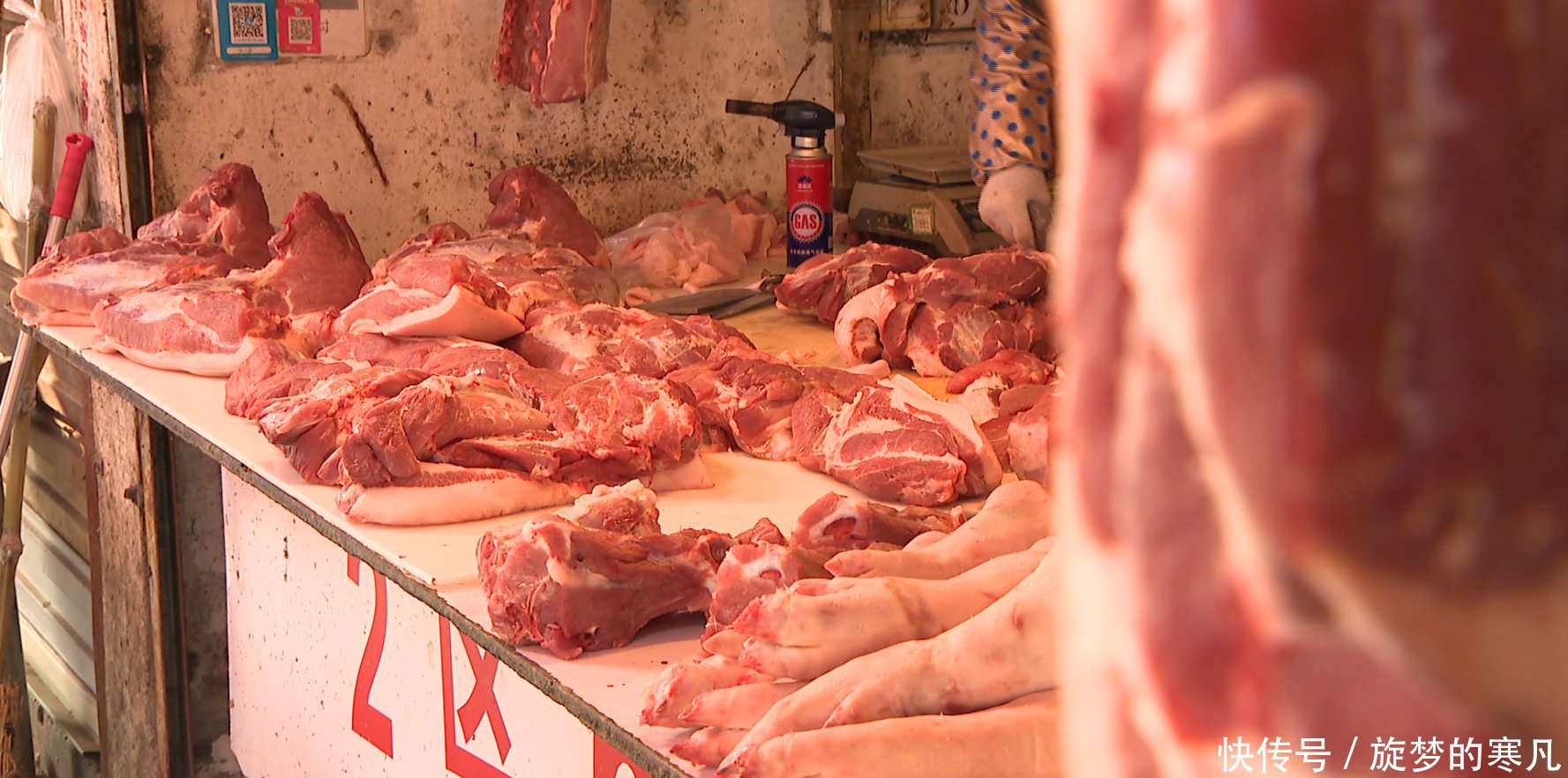 浓雾中可疑猪肉流入苏州长江路批发市场 记者