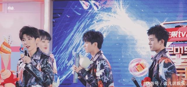 三小只拿娃娃姿势各不同王源抓衣服,小凯抱怀