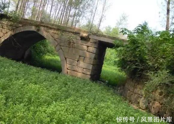 河南有一古桥,桥下插一把千年宝剑,几百年来没有人敢拿走!