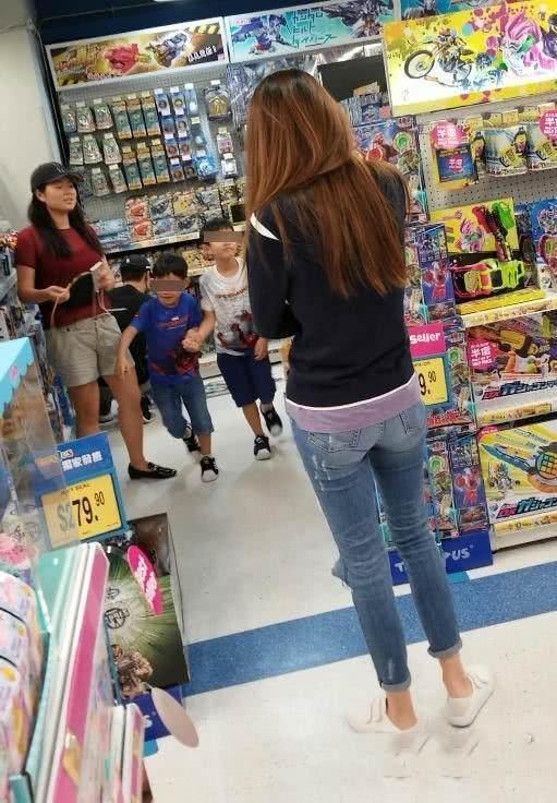 林峯懒理前女友吴千语公开新恋爱, 与女友逛街一路有说有笑很幸福
