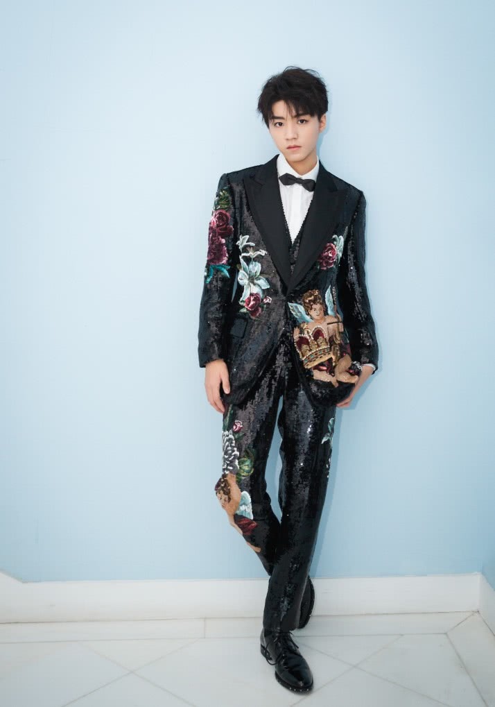 王俊凯太高调了,印花西装一套比一套扎眼,最