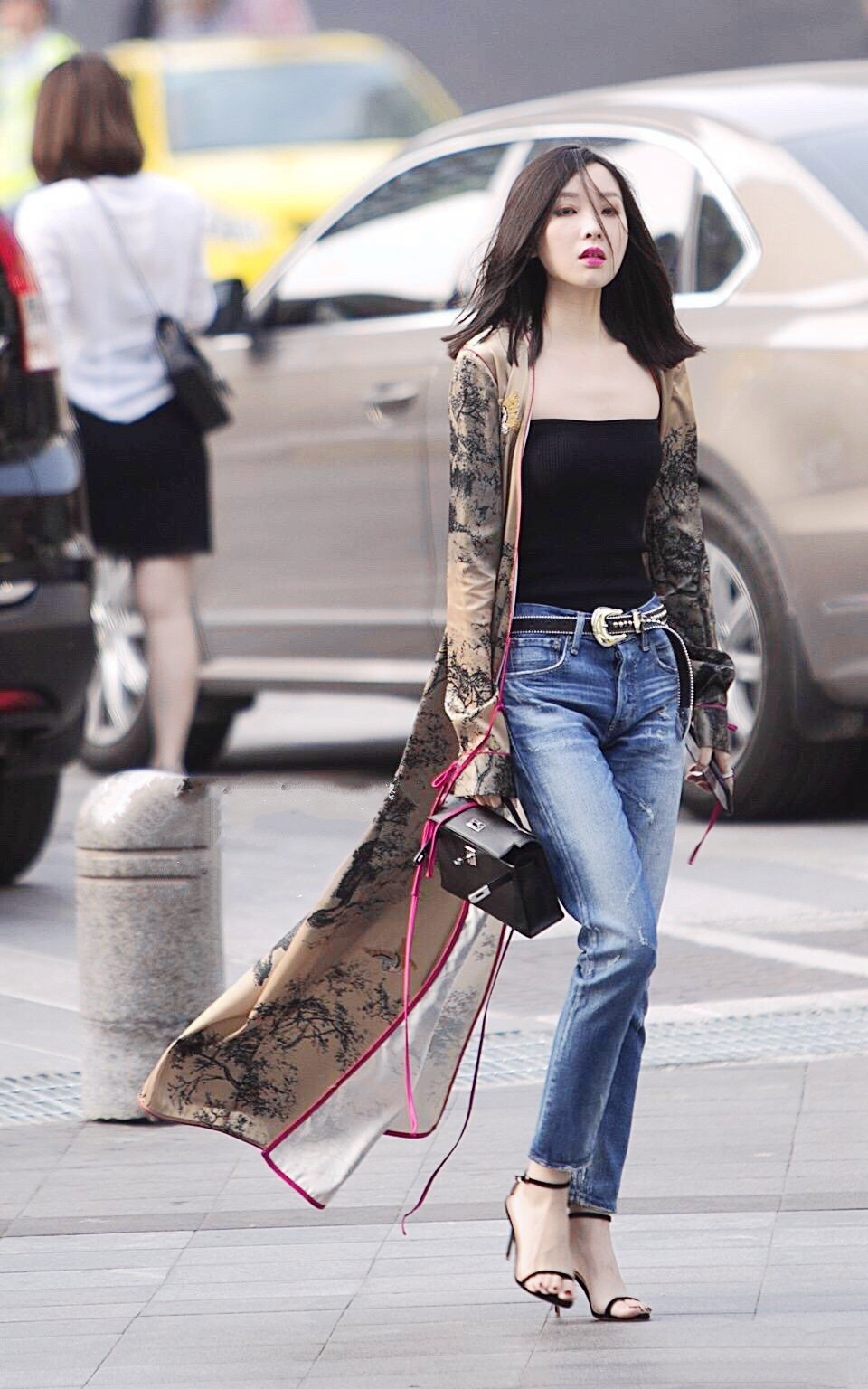 时尚美女走秀视频街上 t01065467cf3b9ecf44.jpg?size=960x1536