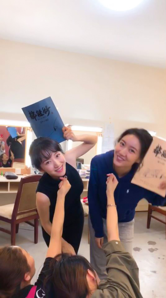 李念《都挺好》杀青 同框郭京飞高露玩托脸