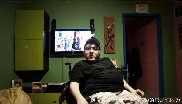 这个硕士毕业的女孩自愿当了妓女, 专门服务残