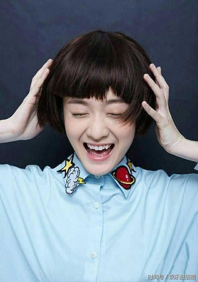 国民初恋张雪迎表情搞怪秀一字马。