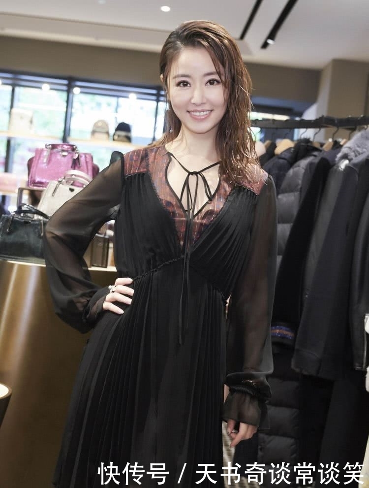 林心如的湿发造型太有范了!跟刚洗头发没吹干