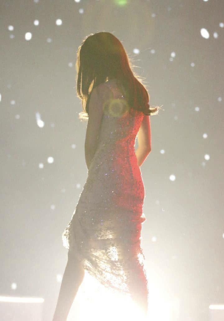 迪丽热巴背影照冲上热搜,26岁生日,热巴美到极