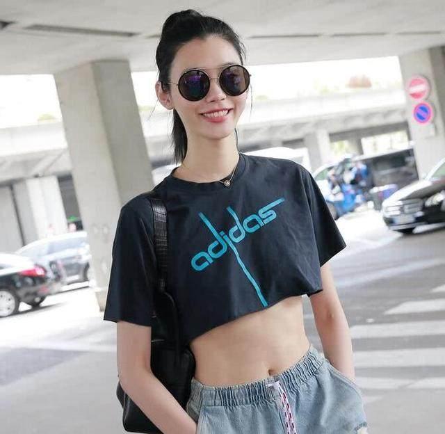 超模奚梦瑶厉害，穿这么短的T恤搭配破洞裤，有细腰长腿就任性?