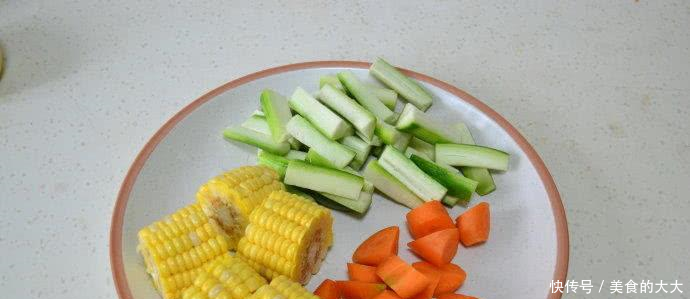二十分钟煮一锅清淡去火的丝瓜玉米蔬菜汤