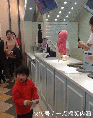 笑话段子:掉了一块火龙果,我找了半小时才找到