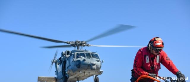 印度航母有甲板拖拉机,美军航母有空中拖拉机