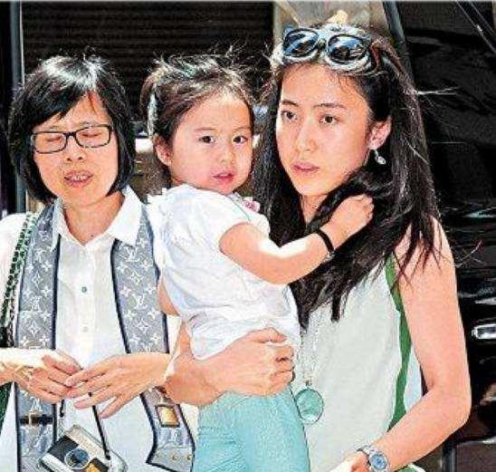 甘比现在变漂亮好多,挺6个月孕肚逛街,网友:这