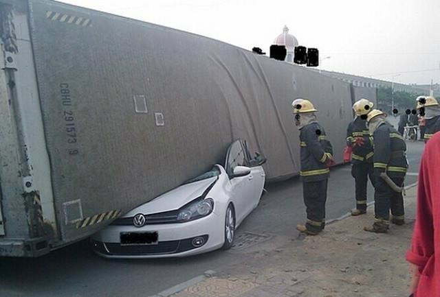 惨烈车祸!为什么要远离大货车 一组动图警示你
