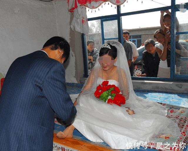 舅舅45岁终于要娶老婆,去他婚礼,看到新娘后我气得对她拳打脚踢