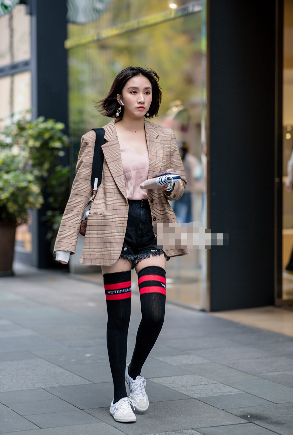 街拍:图五外国姐妹花,高跟鞋小细腿还戴着棉帽