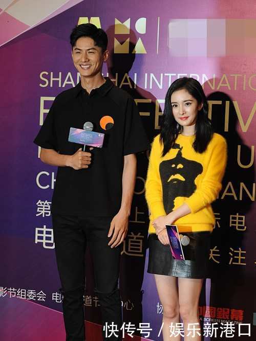 杨幂身着黄色上衣搭配黑色短裙,台上90度鞠躬