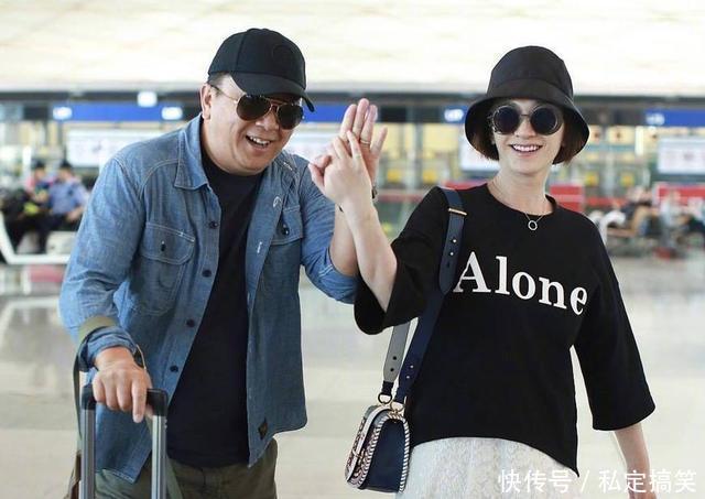 李小冉与老公十指紧扣恩爱十足,肚子似怀孕,结