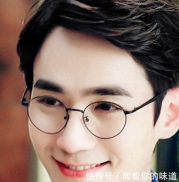 当男星撩起刘海,朱一龙帅气,陈立农魅惑,网友蔡