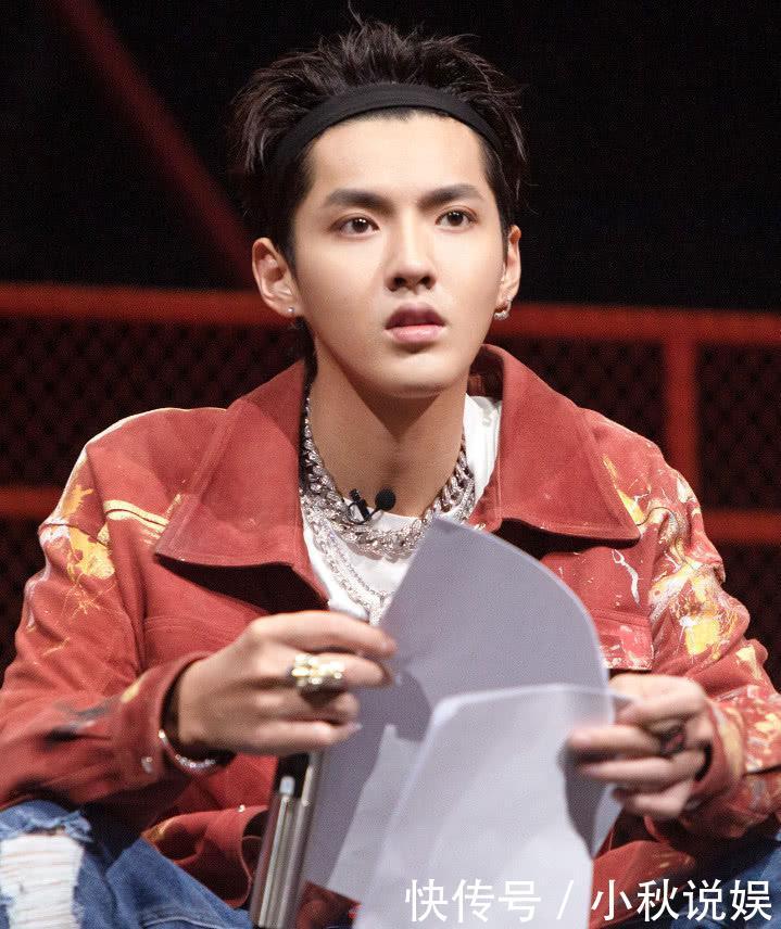 吴亦凡这外套是刷漆了?最怪异的还是发型,这发