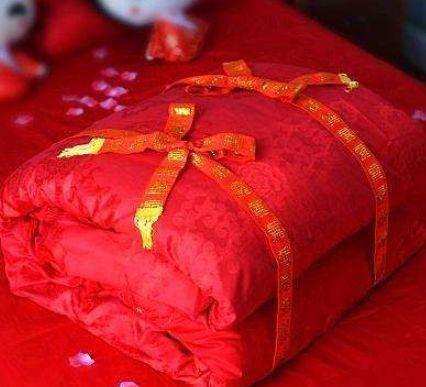 姑娘结婚,母亲陪嫁被子,婆婆嘲笑寒酸,听到邻居