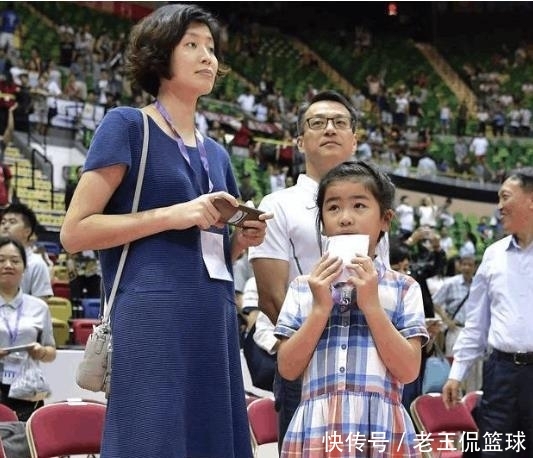 姚明8岁女儿身高已超1米6,投篮姿势有模有样,