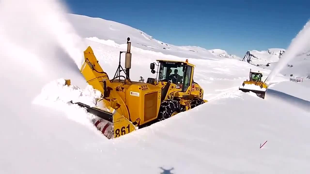 德国黑科技铲雪车,铲开两米厚的雪都行,在雪地开辟新大路