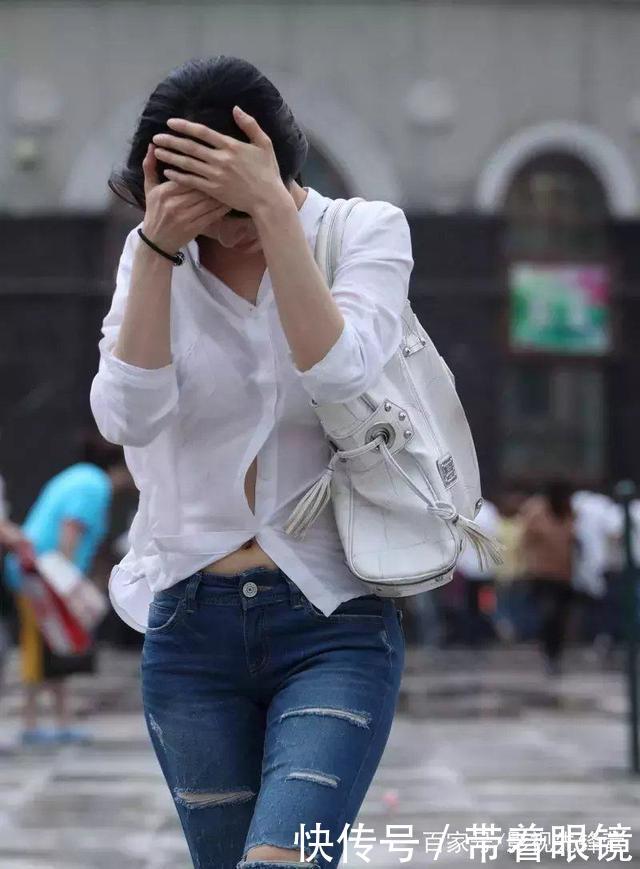 真实街拍白衬衫的小姐姐,大风把扣子都吹开了
