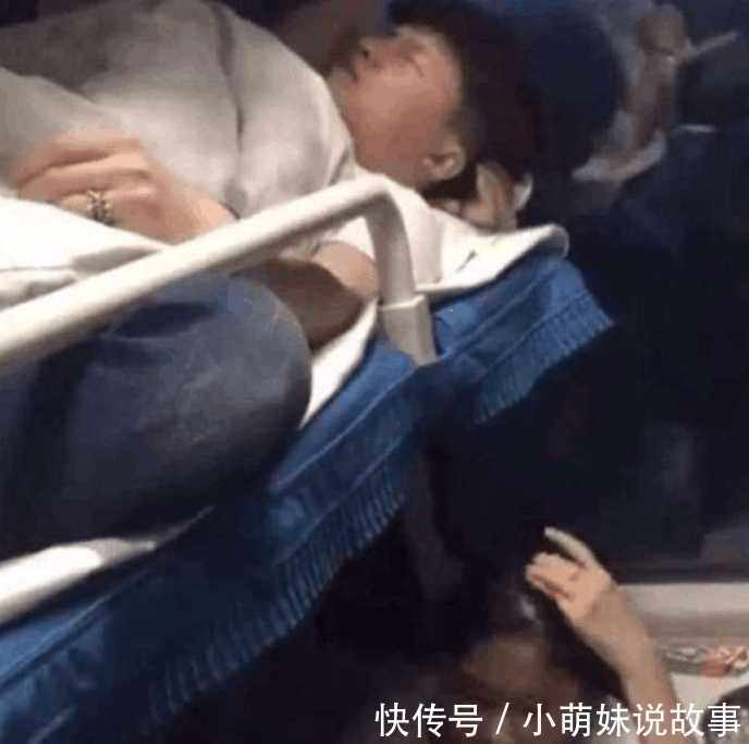 男子睡卧铺被吵醒，随口一句能让我睡会儿不，女子的话让我愣住了